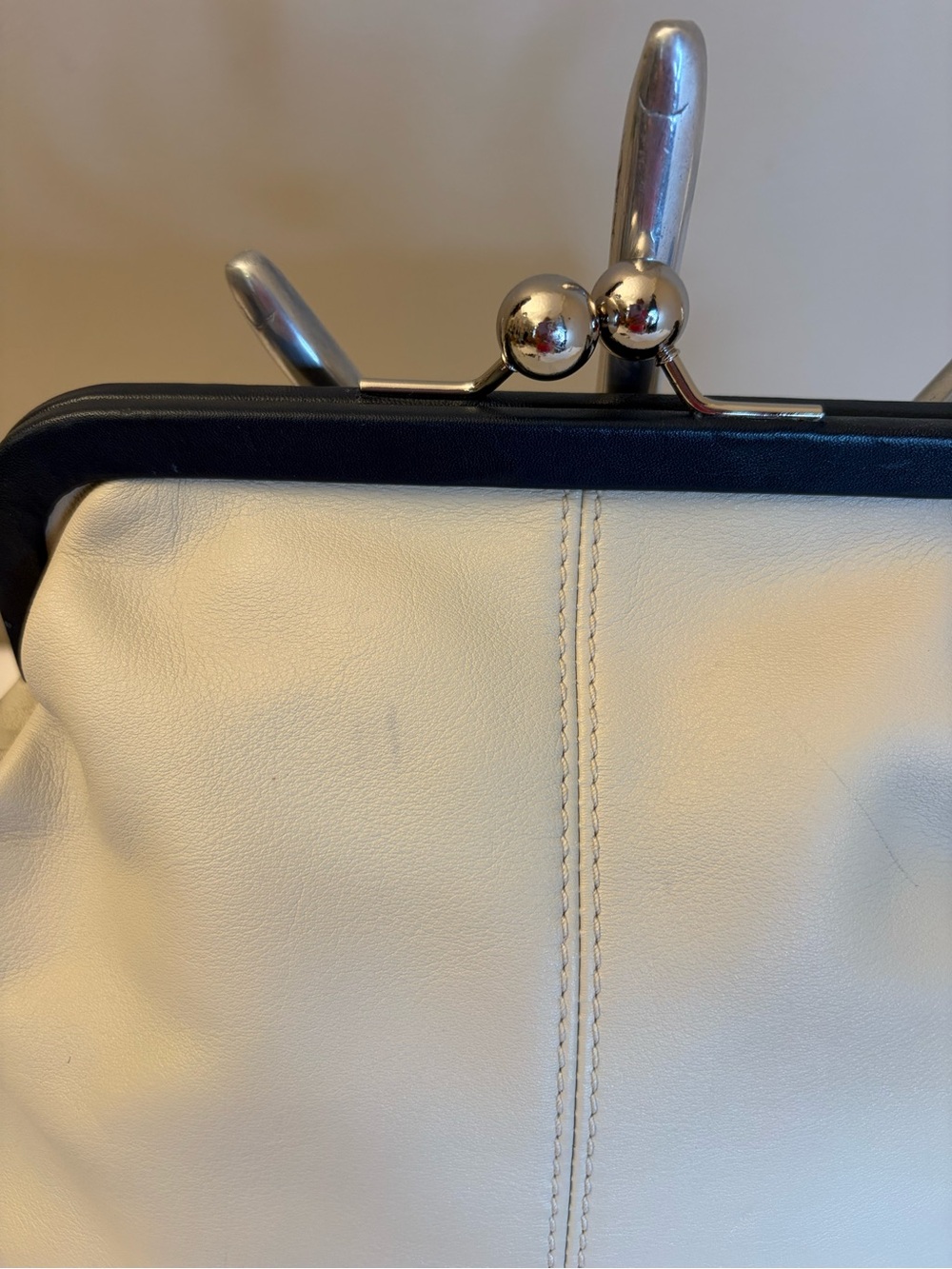 Vintage Coach 13378 Bonnie Cashin Kiss Lock Crossbody Cream Leather Navy Trim - Picture 10 of 16